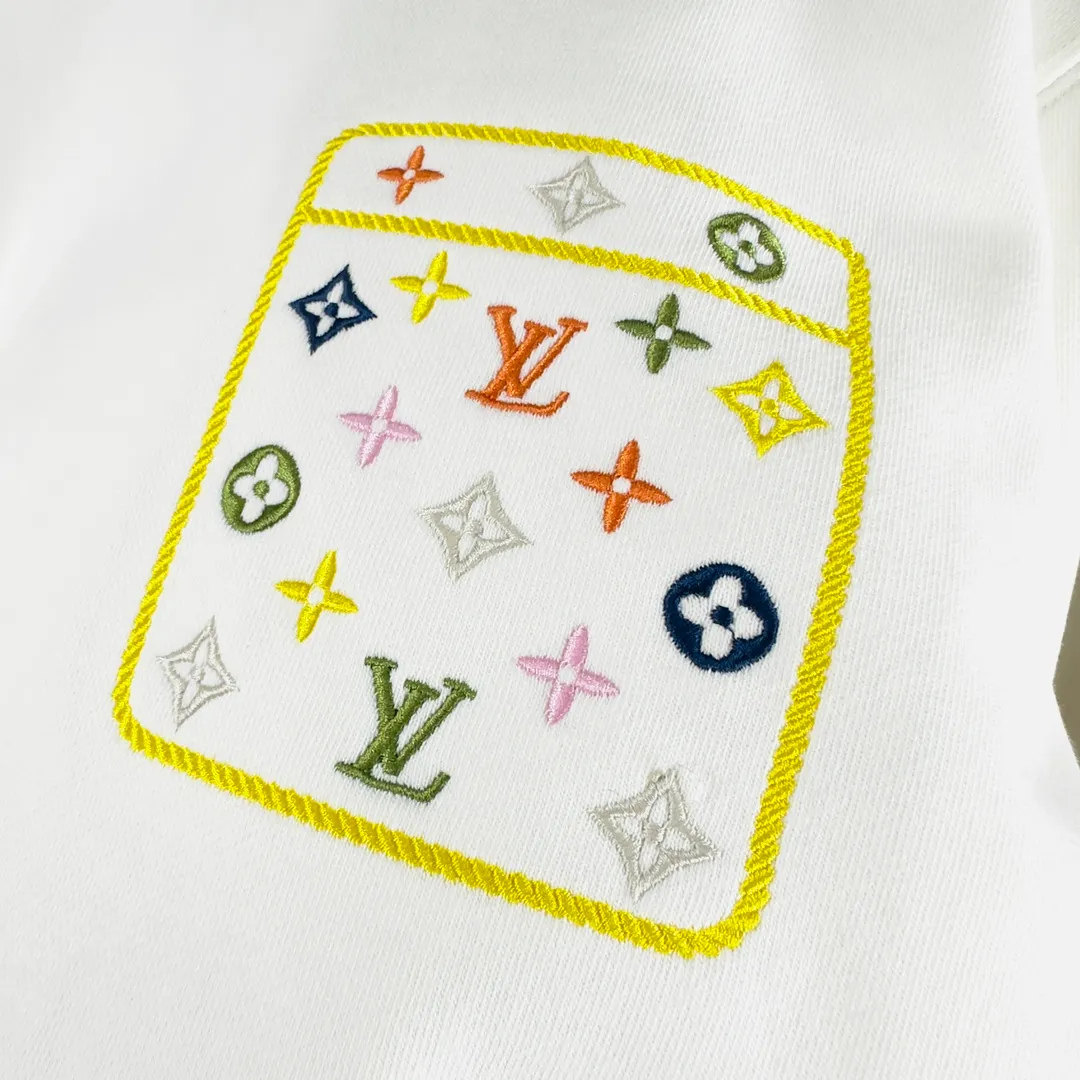 🅿️320 Brand: Louis Vuitton🤳𝗟𝗩 Fabric: ☑️Made of 440g double-strand pure cotton terry👕 Fabric: ☑️Thread with 1*1 double yarn thread. 🔜Comes with dyeing in the same tank. Craftsmanship: ☑️The embroidery uses 3D three-dimensional embroidery technology, 🇧🇫The original computer scan and print is restored 1:1. The pattern is clear and the needle count is dense. It is a rare high-end product on the market! 🇲🇩All three standards are complete! Size: ☑️S 〰️M 〰️L 〰️XL 〰️XXL